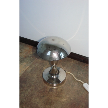 Lampa Space Age z półkolistym kloszem.